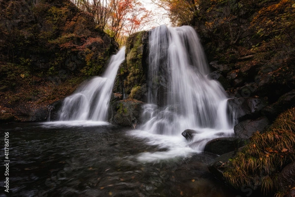 Obraz 明神滝と紅葉（天栄村）