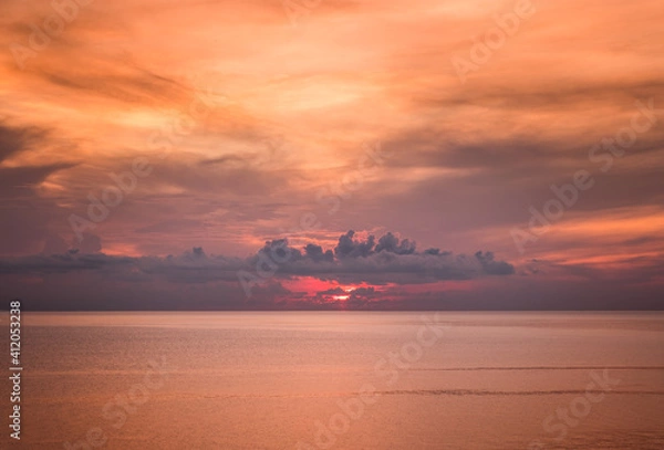 Obraz The atmosphere of the sea is calm and beautiful in the morning when the sun rises, making it look like heaven.