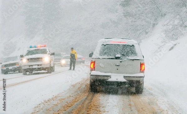 Fototapeta górska droga w burzy śnieżnej