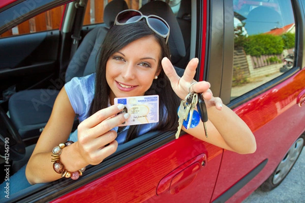 Fototapeta Frau mit neuem Auto und Führerschein
