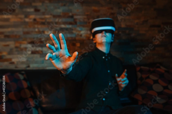 Obraz Junger Mensch mit VR Headset 