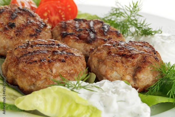 Obraz Hackfleischbällchen mit Kräutercreme