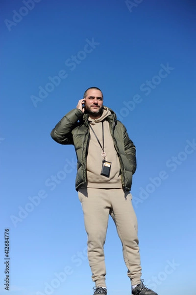 Obraz Chico en chandal con telefono 