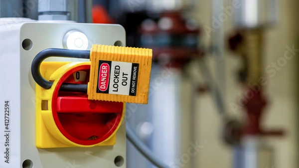 Fototapeta 
Lockout Tagout, Elektrisches Sicherheitssystem. Schlüsselverriegelungsschalter oder Leistungsschalter zum Schutz der Sicherheit im elektrischen Raum, LOTO