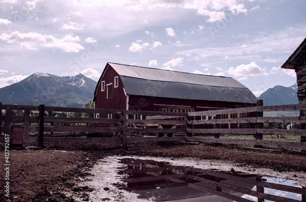 Fototapeta Farms in Montana nice day time old construction