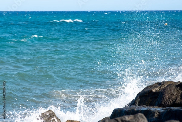 Obraz waves crashing on rocks