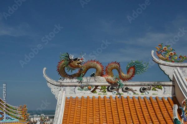Fototapeta Beautiful Dragon Sculpture on The Roof in Wihan Thep Sathit Phra Kitthi Chalerm Shrine (Nacha Sa Thai Chue Shrine or Naja Shrine) Bang Sean, Chonburi, Thailand