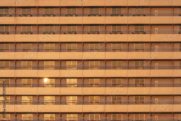 Obraz 都心のホテルの部屋の窓のパターンと太陽の反射