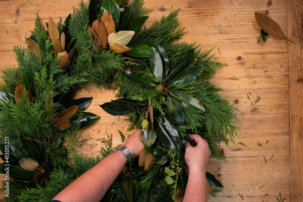 Fototapeta Instructional Images on how to make and tie a garland holiday wreath