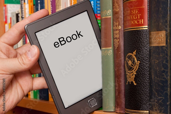 Obraz Wyciągnij eBook vs książkę, e-czytnik z półki