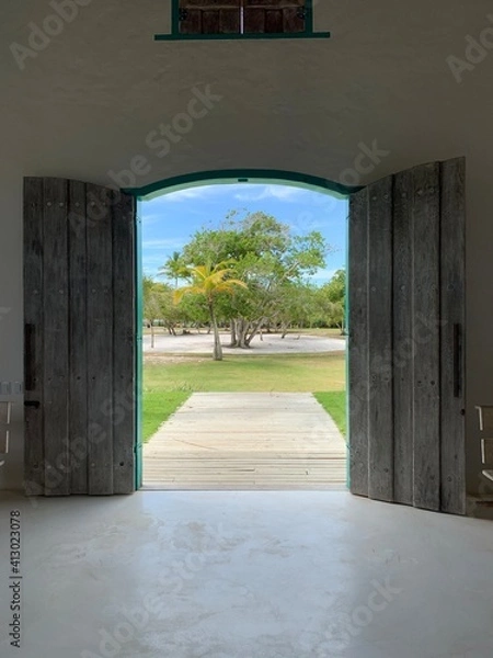 Obraz Open door looking outside garden
