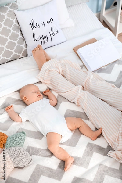 Obraz Mother with little baby sleeping on bed at home