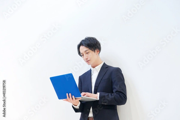 Fototapeta パソコンを使う男性　白背景