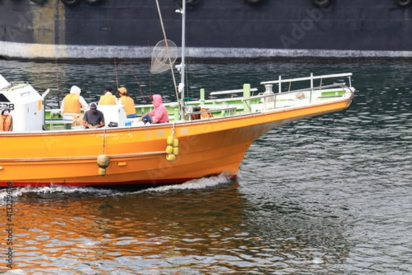 Obraz 横浜港を出港する釣り船