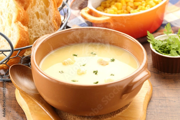 Obraz テーブルのコーンポタージュとパン
