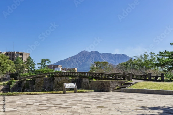 Fototapeta 石橋記念公園高麗橋と桜島の風景　鹿児島県鹿児島市