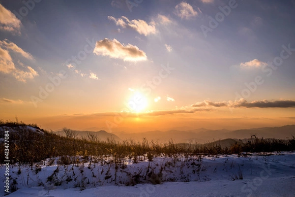 Fototapeta 노을 속 눈 쌓인 겨울산의 풍경