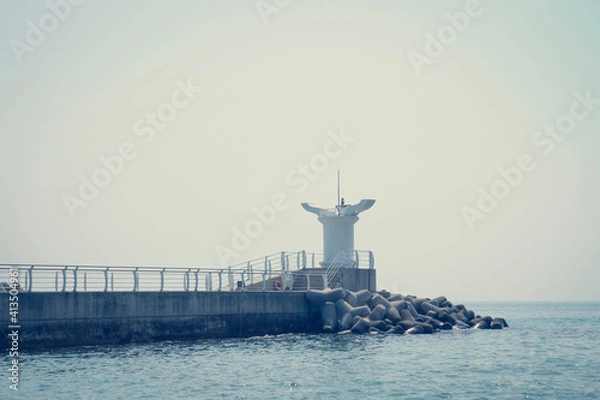 Fototapeta 방파제와 등대가 있는 바다