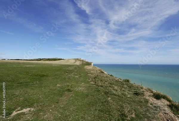 Fototapeta The rocky cliff edge of Anglli, the cliff complex of the 7 Sisters in England