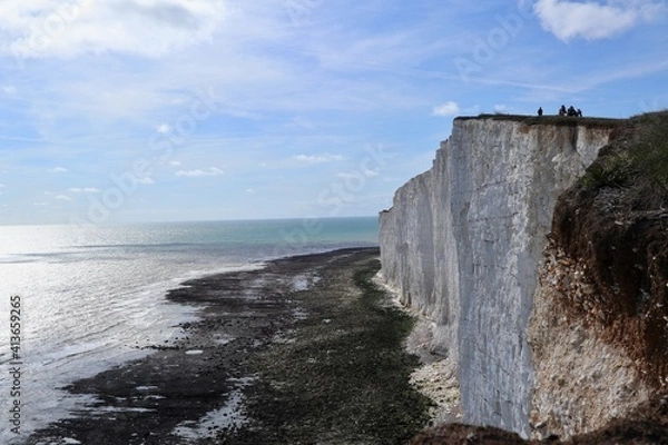 Fototapeta The rocky cliff edge of Anglli, the cliff complex of the 7 Sisters in England