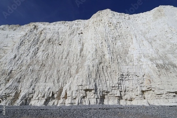 Fototapeta The rocky cliff edge of Anglli, the cliff complex of the 7 Sisters in England
