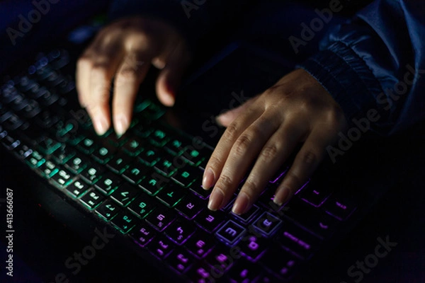 Fototapeta person typing on a keyboard
