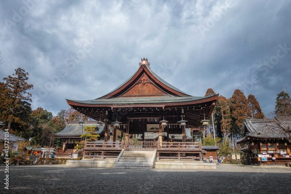 Fototapeta 滋賀県近江八幡市にある沙沙貴神社の拝殿と境内風景