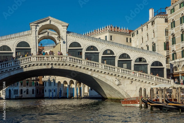 Fototapeta discovery of the city of Venice and its small canals and romantic alleys