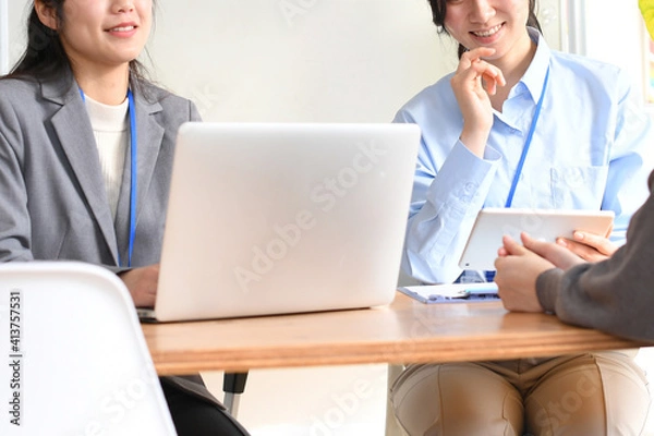 Fototapeta  オフィスで会議をする女性（ビジネスウーマン）