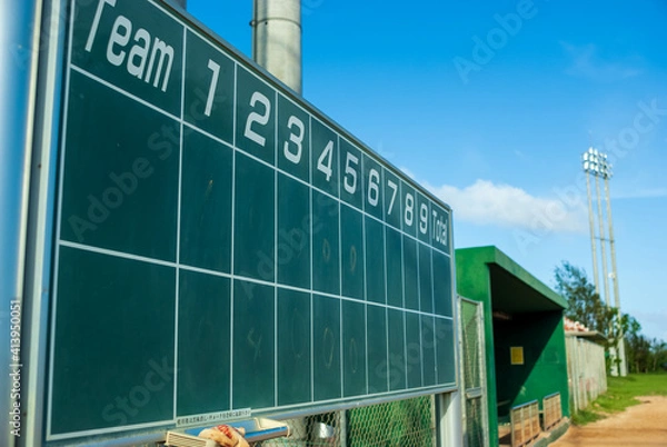 Obraz 青空の下の屋外球場にある得点版