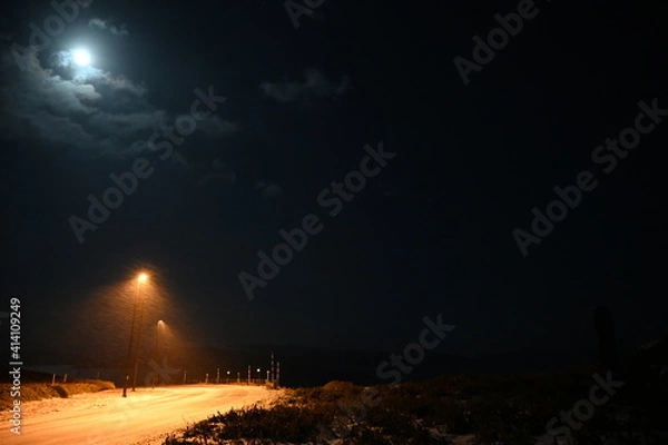 Obraz 月光と雪降りしきる峠道