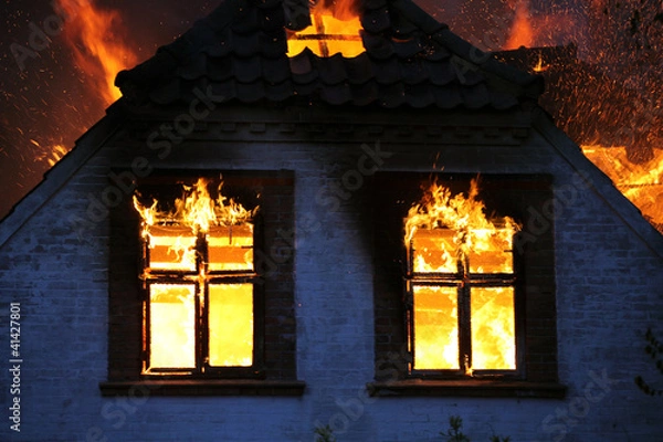 Obraz Płonęły w dzikich płomieniach. Dom w ogniu. Niebezpieczny ogień