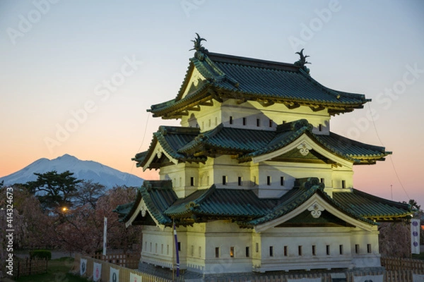 Fototapeta 光が灯る弘前城
