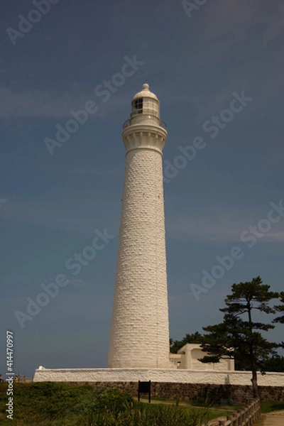 Fototapeta 白い灯台　海岸沿い　日本　石作り