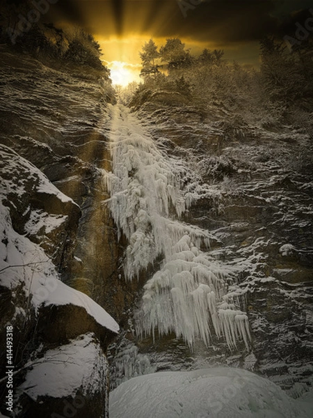 Obraz Berg mit einem Wasserfall 