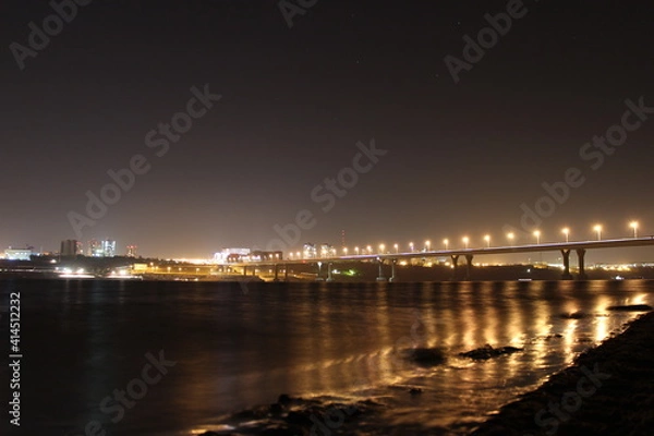 Fototapeta night view of the bridge over the river