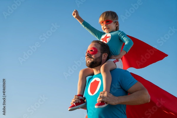 Fototapeta Ojciec i syn grają przeciwko niebieskim letnim tle