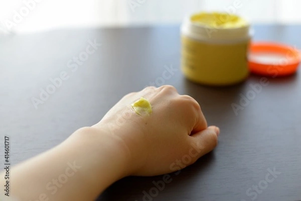 Obraz ハンドクリームを塗った手