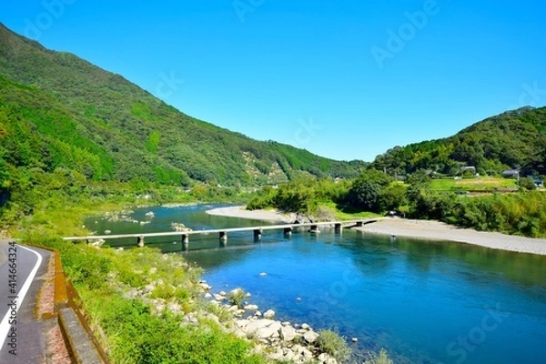 Obraz It is one of the subsidences in the Shimanto River. The Shimanto River is a very beautiful clear stream. It is a composition of the subsidence bridge seen from above.