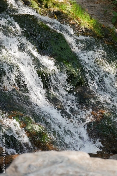 Fototapeta Wasserfall auf moosbewachsenem Felsen