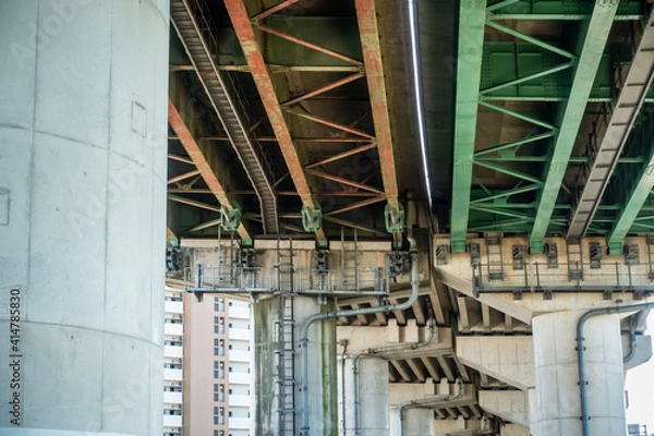 Fototapeta 自動車専用道路の高架の橋桁の写真