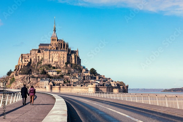 Obraz couple walking across the bridge towards Saint Michel