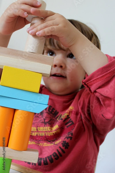 Fototapeta enfant empilant des formes