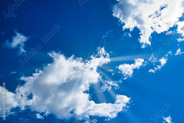 Fototapeta 太陽光線と流れてゆく白い雲