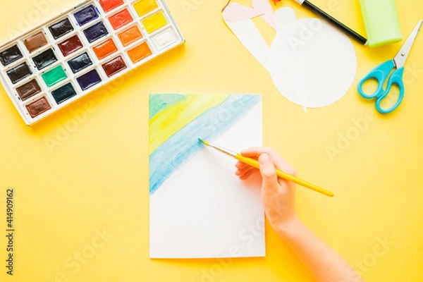 Obraz DIY Easter card. How to make paper bunny for Easter greetings. Step by step photo instruction. Hand paint greeting card background. Step 4.