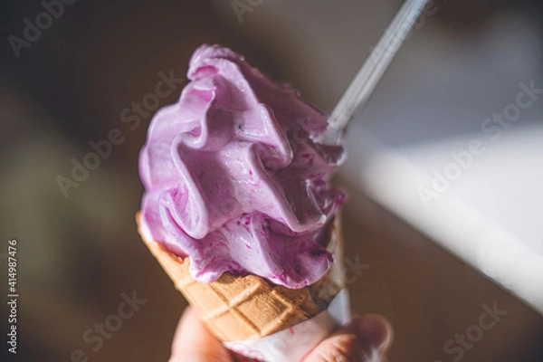 Obraz ドラゴンフルーツソフトクリームを持つ手。栄養価の高い南国の美味しいフルーツのアイス
