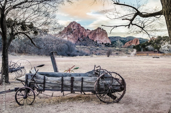 Fototapeta Old farm wagon at Garden of the Gods