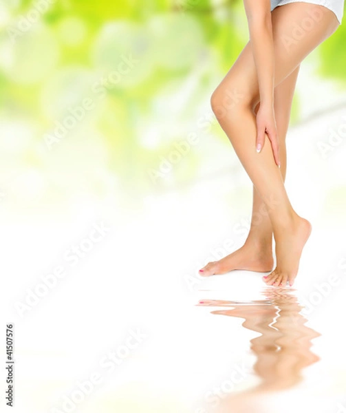 Obraz legs being massaged reflected in water