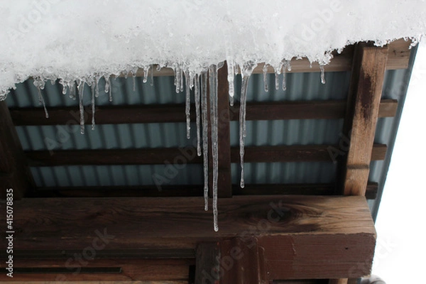 Obraz 屋根に積もった雪とツララ