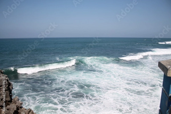 Fototapeta waves crashing on the rocks